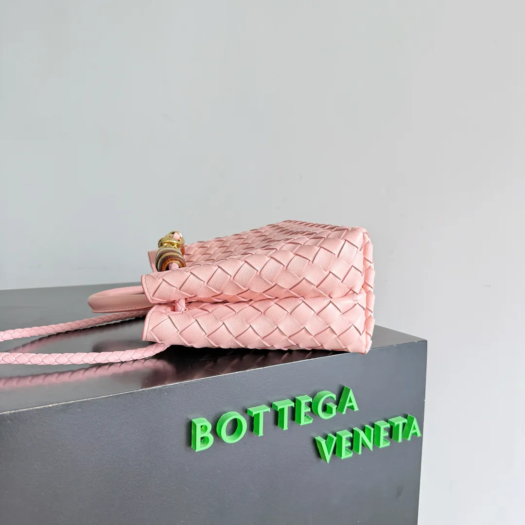 The new Andiamo batch of 3060 BV is shipped‼ ️The classic intercciato weaving process is used to create a soft bag, the metal knot is made of micro-cast aluminum using jewelry technology🪢, and the decorative beads are made of metal and hand-polished oak, allowing you to jump repeatedly between elegance and fun💃, making it unpredictable. Classic and versatile, it shows off your temperament, and the bag has a large capacity, making it very convenient for daily commuting! It has a variety of carrying methods, the shoulder straps can be adjusted by yourself, the original lambskin feels soft and delicate, and the unisex style breaks gender boundaries and brings a more practical and long-lasting use experience. The Andiamo, which has both elegant and casual styles, perfectly interprets the "fashionable old money style". Style number: 743568+wood hardware Color: rose pink Size: 25*22*10.5cm